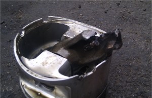 Broken Con rod still in piston Broken con rod still in pistion